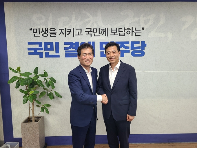 김민기 의원(오른쪽)과 이성수 대한전문건설협회 경기도회장이 기념촬영을 하고 있다. (사진=대한전문건설협회 경기도회 제공)