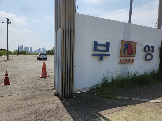 17일 오전 인천 연수구 동춘동 부영 송도테마파크 부지 안에 차 한 대만 주차돼있다. ( 사진 = 박지현 기자 )