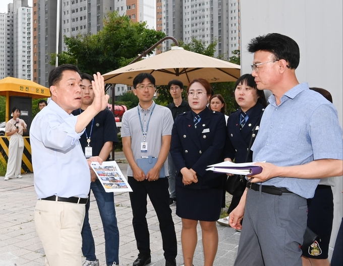 17일 오후 어린이보호구역 사고 현장을 찾은 이재준 수원시장이 현장에서 경찰, 녹색어머니회 등 관계자들과 의견을 나누고 있다. (사진=수원시 제공)