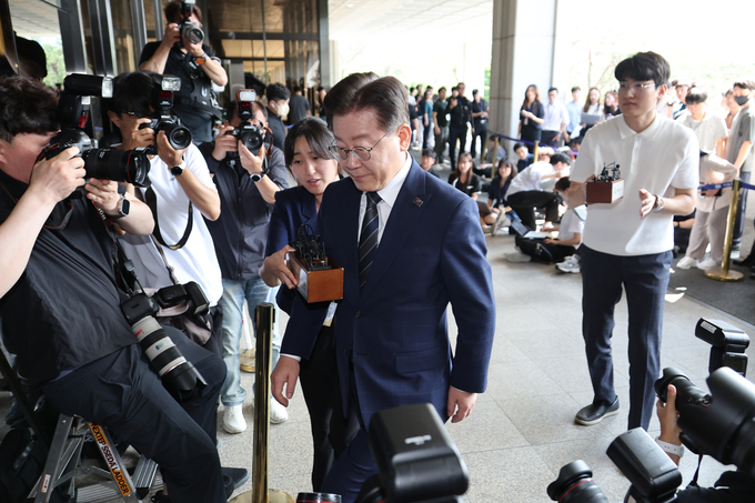 더불어민주당 이재명 대표가 백현동 특혜개발 의혹과 관련해 피의자 신분으로 조사를 받기 위해 17일 오전 서울 서초동 서울중앙지검 조사실로 향하고 있다.