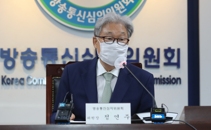  정연주 신임 방송통신심의위원장이 9일 오후 서울 양천구 목동 방송통신심의위원회에서 열린 제5기 방송통신심의위원회 위원 취임식에서 취임사를 하고 있다. 