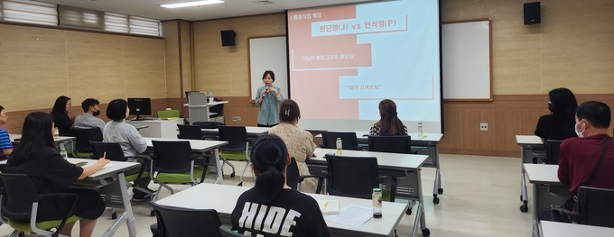 지난 10일 오전 드림스타트 가정 양육자 20여명이 모인 가운데 부모교육이 진행되고 있다. ( 사진 = 남동구 제공 )