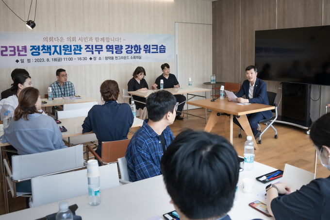 김현택 의장이 지방의회의 특성과 공직자로서 갖춰야 할 소양에 대해 강의했으며, 지방의회 경험을 공유하는 등 신규 정책지원관들과 소통의 시간을 가졌다.(사진=남양주시의회 제공)