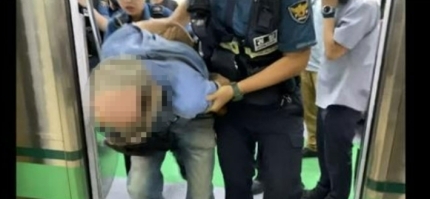  19일 서울의 한 지하철에서 흉기 난동을 벌인 50대가 검거된 모습. (사진=연합뉴스 제공)