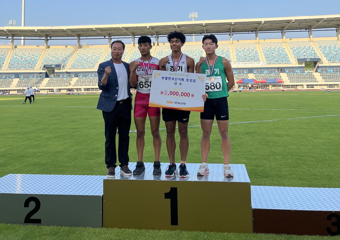 9일 전남 목포종합운동장에서 열린 문화체육관광부장관기 제44회 전국시·도대항육상경기대회 첫 날 남자고등부 100m 결선에서 고등부 한국신기록을 세운 나마디 조엘진(오른쪽 두번째)이 기념사진을 찍고 있다. (사진=경기도육상연맹 제공)