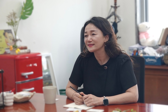 이재정 산업통상자원중소벤처기업위원장이 <경기신문> 창간 21주년 특집 대담에서 산자위 현안에 대해 설명하고 있다. (사진=이재정 위원장실 제공)