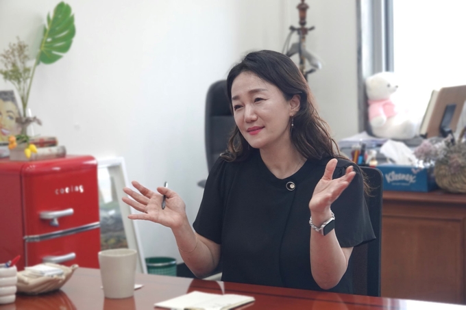 이재정 산업통상자원중소벤처기업위원장이 <경기신문> 창간 21주년 특집 대담에서 산자위 현안에 대해 설명하고 있다. (사진=이재정 위원장실 제공)
