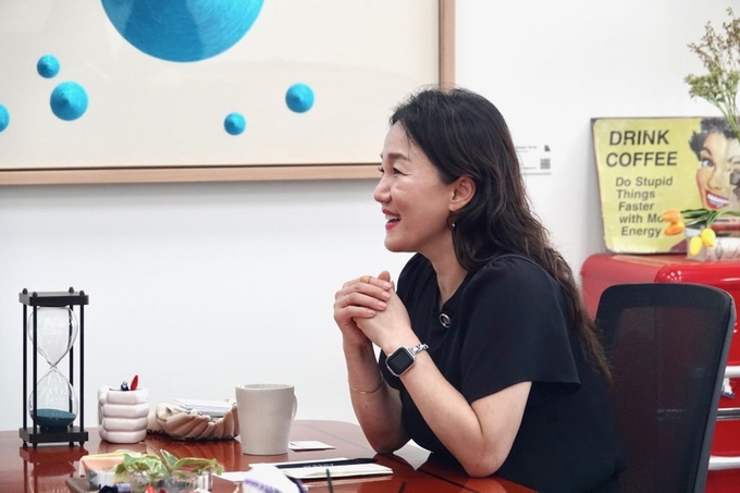 이재정 산업통상자원중소벤처기업위원장이 <경기신문> 창간 21주년 특집 대담에서 산자위 현안에 대해 설명하고 있다. (사진=이재정 위원장실 제공)