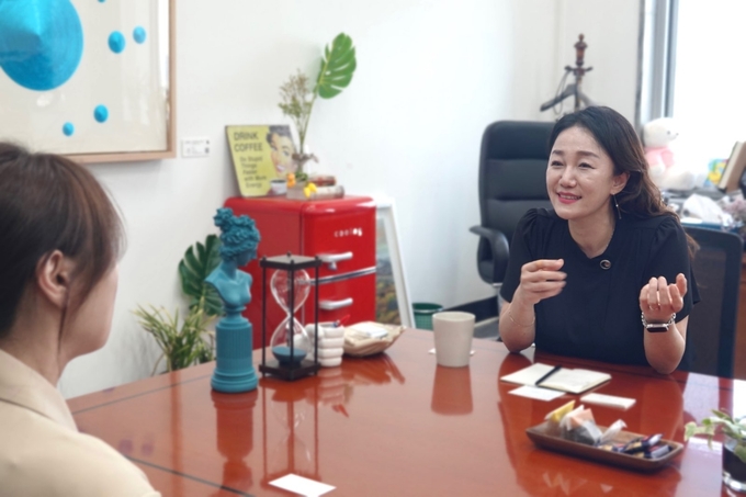 이재정 산업통상자원중소벤처기업위원장이 <경기신문> 창간 21주년 특집 대담에서 산자위 현안에 대해 설명하고 있다. (사진=이재정 위원장실 제공)