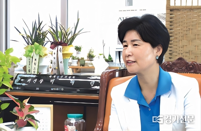 백혜련 정무위원장이 <경기신문> 창간 21주년 특집 대담에서 정무위 현안에 대해 설명하고 있다. (사진=백성요 기자)