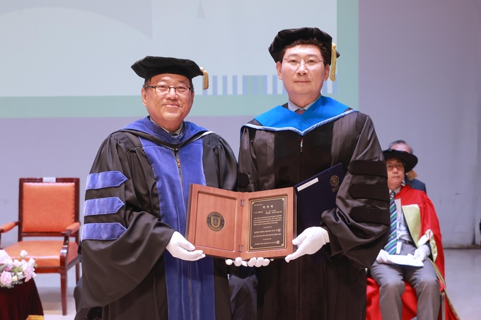 이상일 용인시장이 지난 18일 강남대학교 대강당에서 명예사회복지학 박사학위를 받고 있다. (사진=용인시 제공)