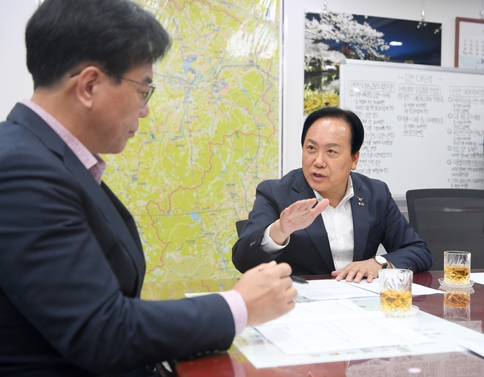 이권재 오산시장이 국회 를 찾아 지역예산 확보를 협력 부탁했다.(사진=예산결산위원회 국민의힘 간사 송언석 의원과 이권재 오산시장. (사진=오산시 제공)
