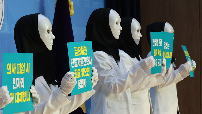 진료지원간호사(PA, Physician Assistant)들이 10일 오전 서울 여의도 국회 소통관에서 열린 진료지원간호사 간호법 제정을 위한 긴급 기자회견에서 '간호법으로 대리수술과 대리처방이 합법화될 것'이라는 전공의협의회의 주장에 대해 반박하고 있다.