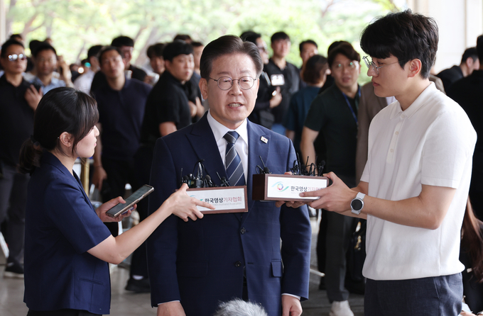 더불어민주당 이재명 대표가 백현동 특혜개발 의혹과 관련해 피의자 신분으로 조사를 받기 위해 17일 오전 서울 서초동 서울중앙지검 조사실로 향하기 전 취재진 질문에 답하고 있다. 