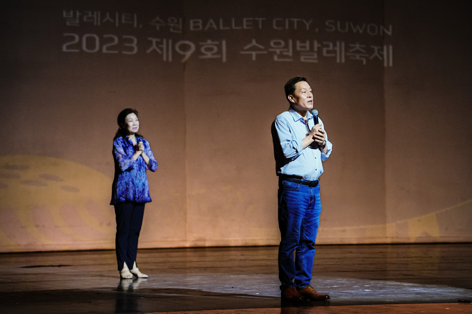 18일 수원 제1야외음악당에서 이재준 수원시장이 인사말을 하고 있다. (사진=수원시 제공) 