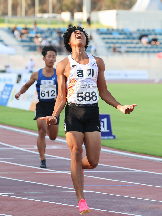 20일 전남 목포종합운동장에서 열린 문화체육관광부장관기 전국시·도대항육상경기대회 남자고등부 200m에서 나마디 조엘진(김포제일공고)이 우승을 차지하며 전날 남고부 100m와 400m 계주 우승에 이어 대회 3관왕에 올랐다. 사진은 19일 열린 남고부 100m 결선에서 고등부 한국신기록을 세우고 우승한 나마디 조엘진의 모습. (사진=대한육상연맹 제공)