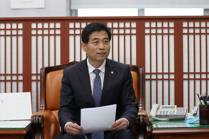 김민기 국토교통위원장이 경기신문 '창간 21주년 특집 대담'에서 국토위 현안에 대해 설명하고 있다. (사진=김민기 위원장실 제공)