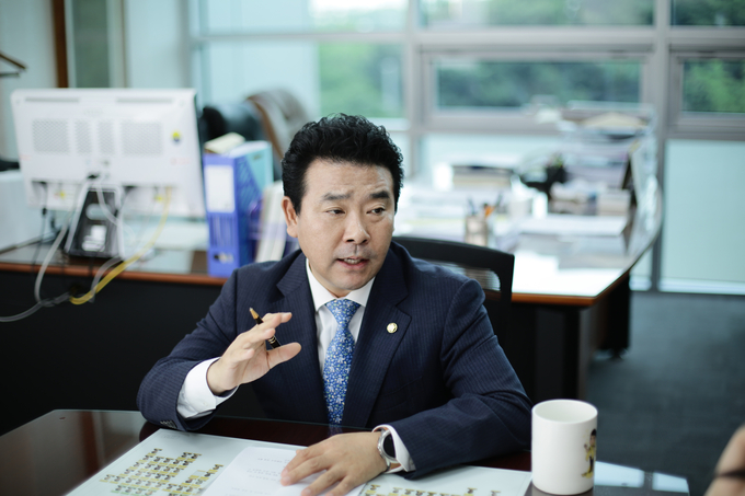 박정 환경노동위원장이 경기신문 '창간 21주년 특집 대담'에서 환노위 현안과 지역 이슈에 대해 설명하고 있다. (사진=박정 위원장실 제공)