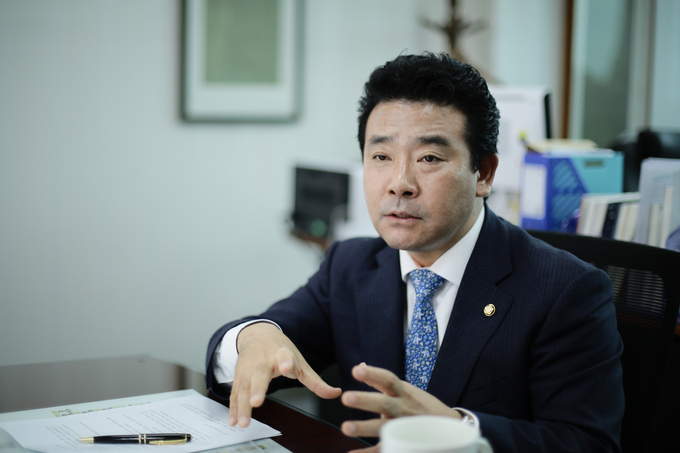 박정 환경노동위원장이 경기신문 '창간 21주년 특집 대담'에서 환노위 현안과 지역 이슈에 대해 설명하고 있다. (사진=박정 위원장실 제공)