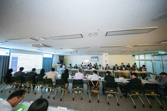 화성시의회 도시건설위원회는 최근 동탄출장소 8층 대회의실에서 개최된 'GTX-C 연장 운행 및 병점역 환승 여건 개선검토 용역' 최종보고회에서 참석해 ‘필사즉생 (必死則生)의 각오로 임해야 한다고 강조했다. (사진=화성시의회)