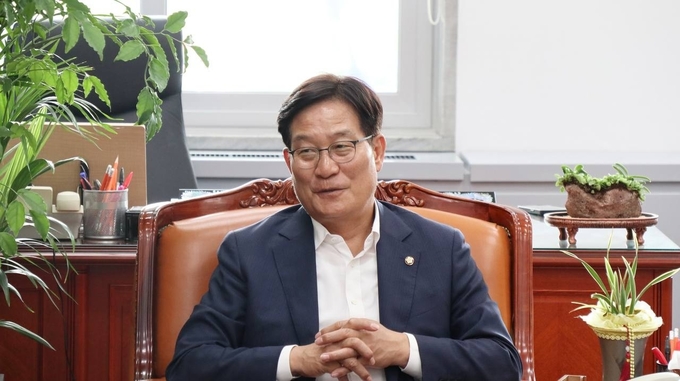 신동근 보건복지위원장이 <경기신문> 창간 21주년 특집 대담에서 보건복지위원회 현안에 대해 설명하고 있다. (사진=신동근 위원장실 제공)