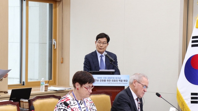 신 위원장이 'WHO-국회 공동주최 워크샵_보건안보 강화를 위한 의회의 역할 확대'에서 발언하고 있다. (사진=신동근 위원장실 제공)