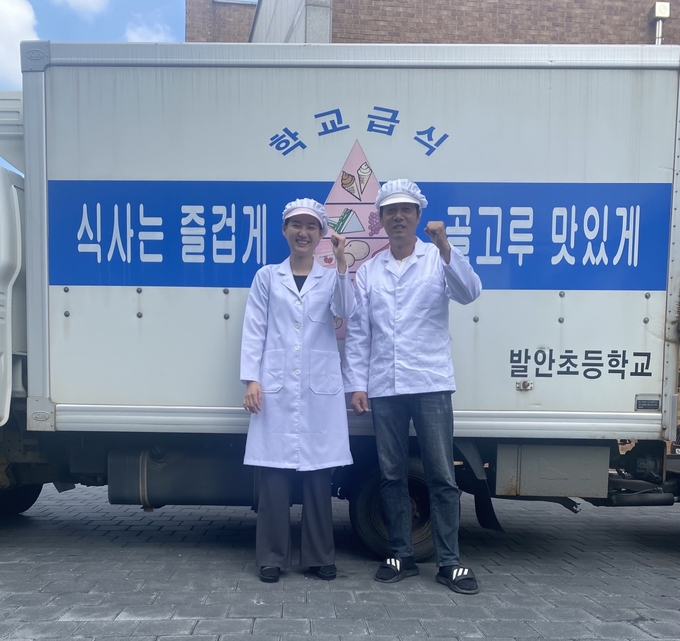 (우)서용문 주무관과 발안초 영양교사 모습. (사진=발안초등학교 제공)