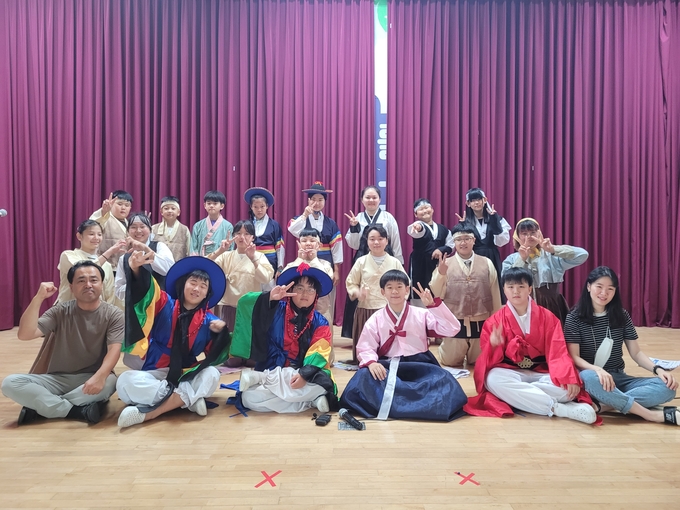 발안초 학생들의 연극 무대. (사진=발안초등학교 제공)