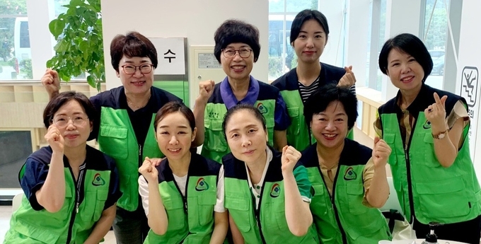 지난 20일 인천 남동구청 로비에서 의료봉사에 나선 가천대 길병원 간호사들이 기념촬영을 하고 있다. ( 사진 = 가천대 길병원 제공 )