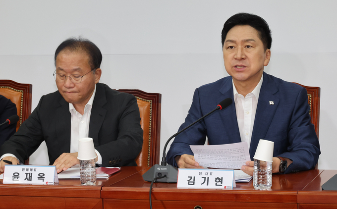 국민의힘 김기현 대표가 21일 국회 당 사무실에서 최고위원회의를 하고 있다. 