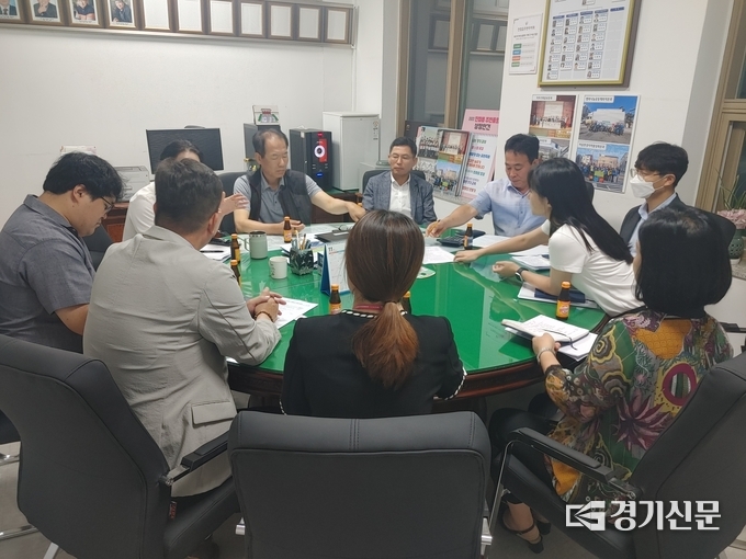 진접읍 주민자치회는 18일 주민자치활동을 벤치마킹 하기위해 찾아온 동두천시 관계자들을 맞아 자치행정 전반에 대해 의견을 교환하고 공유하는 시간을 가졌다. (사진=남양주시 제공)