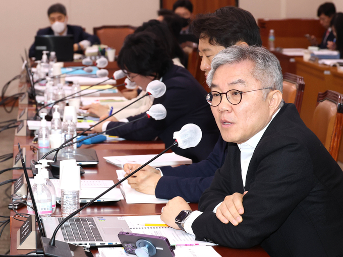  더불어민주당 최강욱 의원이 29일 국회에서 열린 정정미 헌법재판관 후보자에 대한 인사청문회에서 질의하고 있다. 