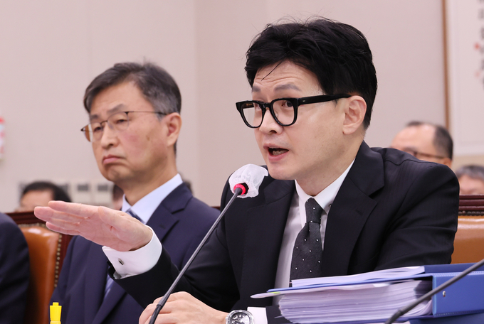 한동훈 법무부 장관이 21일 국회에서 열린 법제사법위원회 전체회의에서 의원 질의에 답변하고 있다. 