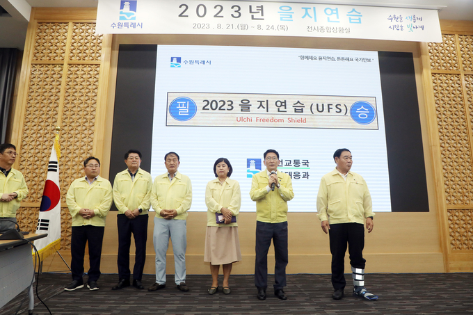 21일 수원시청에서 김기정 수원시의회 의장 등 의장단이 을지훈련 참가자들을 격려하고 있다. (사진=수원시의회 제공)