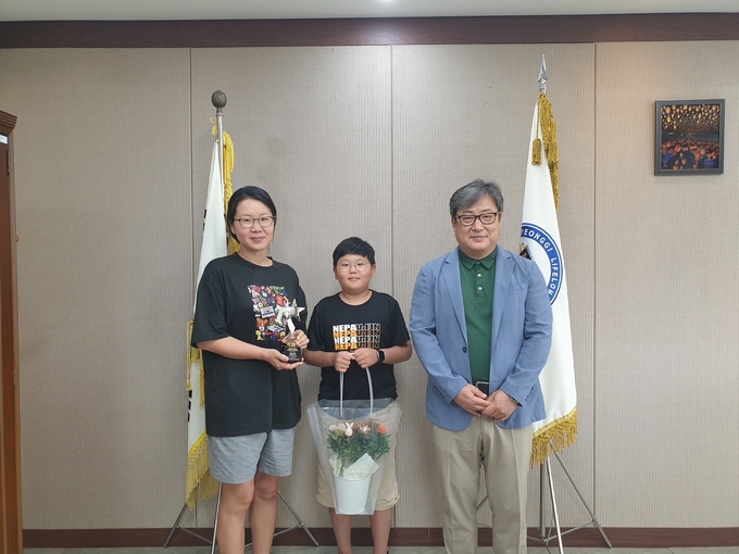독서로 그린 북가든 시상식에서 최우수 가족상을 받은 김수년 가족. (사진=경기평생교육학습관 제공)