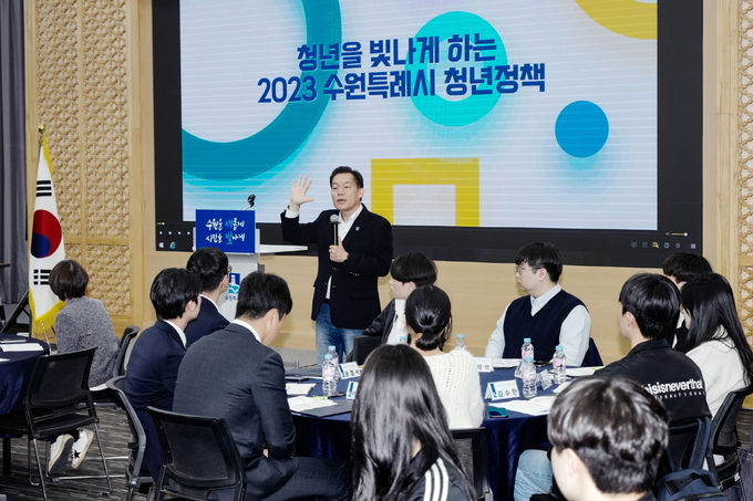  지난 4월 ‘수원시 제1기 대학 협의체 발대식’에 참석한 이재준 시장이 청년들에게 수원시의 청년정책에 대해 설명하고 있다. (사진=수원시 제공)