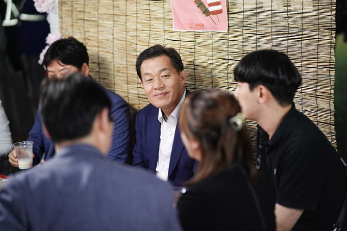 이재준 수원시장이 지난 5월 지역 내 한 대학교 축제에 방문해 청년들과 대화를 나누고 있다. (사진=수원시 제공)
