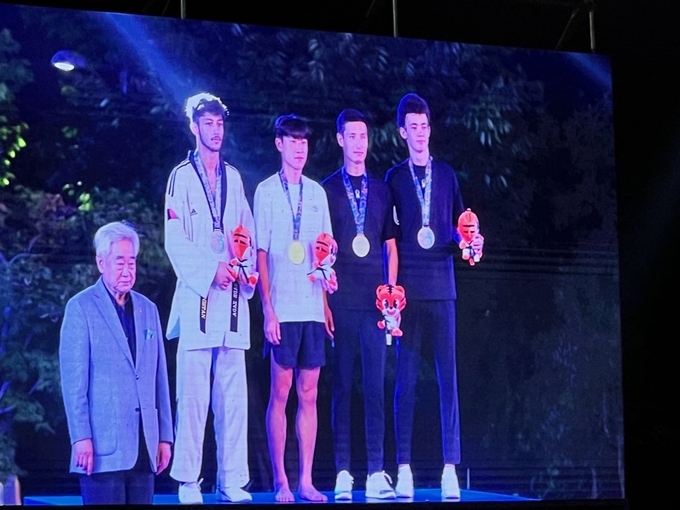 개인 경기 중인 최진수(파란색) 선수. -80kg 체급으로, 상대를 누르고 금메달을 획득 기념사진을 찍고 있다. (사진=김포시청 제공)