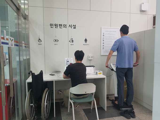 민원실을 찾은 시민들이 인바디 측정기와 혈압계를 이용하고 있다. (사진=오산시 제공)