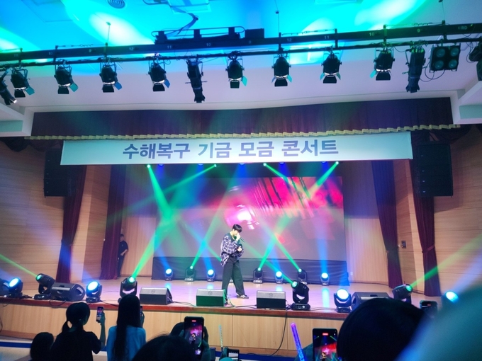 양평군 옥천면 물축제 추진위원회가 수해복구 기금 모금 콘서트를 열고 있다. (사진=옥천면 행정복지센터 제공)