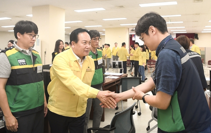 이권재 시장이 을지연습에 근무중인 직원들을 찾아 격려하고 있다. (사진=오산시 제공)