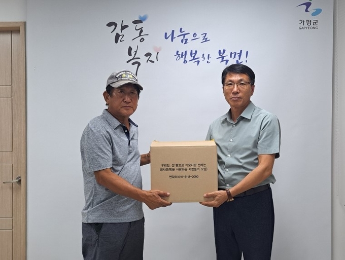 가펑군에 소재한 빵을 사랑하는 사람들의 모임이 북면행정복지센터에 빵을 기탁하고 있다. ( 사진=가평군 북면행정복지센터 제공)