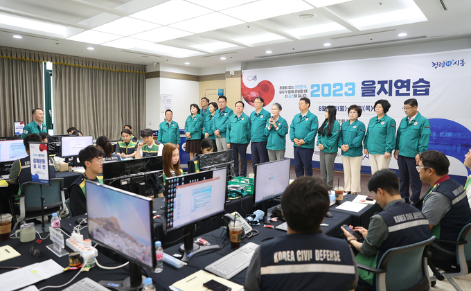 시흥시의회가 2023 을지연습 기간 중인 22일 시흥시청 글로벌센터에 마련된 종합상황실을 방문해 훈련에 참여하는 근무자들을 격려했다. (사진=시흥시의회 제공)