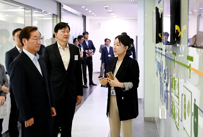 유정복 인천시장이 22일 삼성바이오로직스를 방문해 생산 및 연구개발 시설을 둘러보고 있다. ( 사진 = 인천시 제공 )