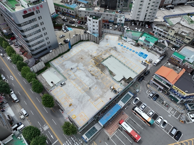 안양역 앞 원스퀘어 철거 부지에 조성된 임시 공영주차장. (사진=안양시 제공)