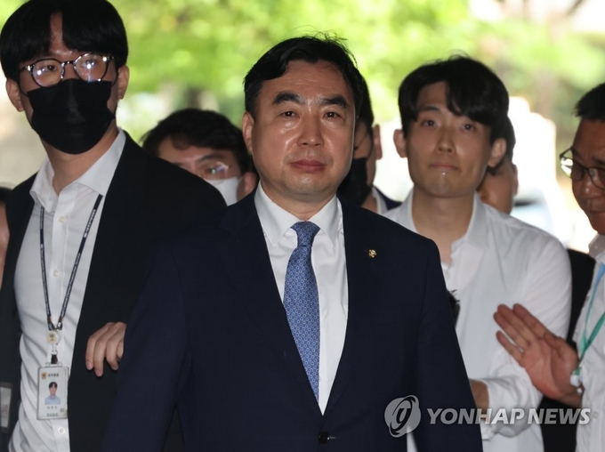 더불어민주당 '전당대회 돈봉투 의혹'의 핵심 피의자인 무소속 윤관석 의원이 4일 구속 전 피의자 심문(영장심사)을 받기 위해 서울 서초구 중앙지법으로 출석하고 있다. ( 사진 = 연합뉴스 제공 )