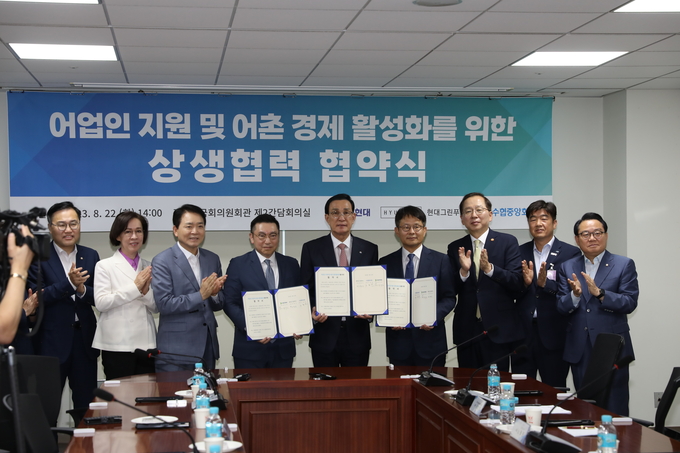 노동진 수협중앙회장(사진 가운데)이 금석호 HD현대 부사장(가운데 오른쪽), 이헌상 현대그린푸드 부사장(가운데 왼쪽)과 함께 업무협약식에서 기념촬영을 하고 있다. (사진=수협중앙회 제공)