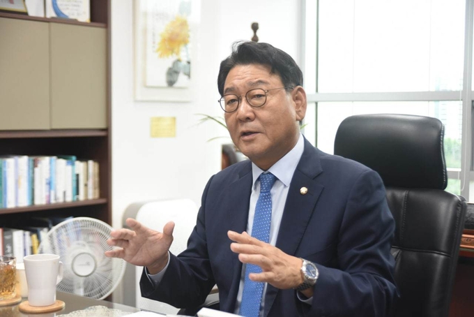 김교흥 행안위원장이 경기신문 '창간 21주년 특집 대담'에서 행안위 현안과 지역 이슈에 대해 설명하고 있다. (사진=김교흥 위원장실 제공)