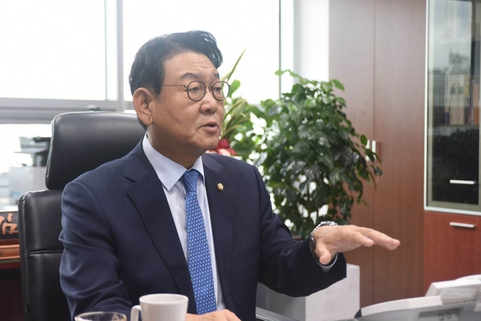 김교흥 행안위원장이 경기신문 '창간 21주년 특집 대담'에서 행안위 현안과 지역 이슈에 대해 설명하고 있다. (사진=김교흥 위원장실 제공)