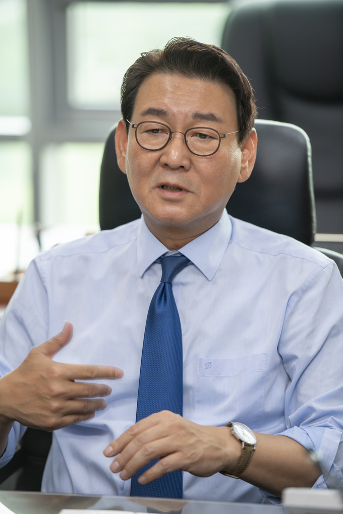 김교흥 행정안전위원장이 경기신문 '창간 21주년 특집 대담'에서 행안위 현안과 지역 이슈에 대해 설명하고 있다. (사진=김교흥 위원장실 제공)